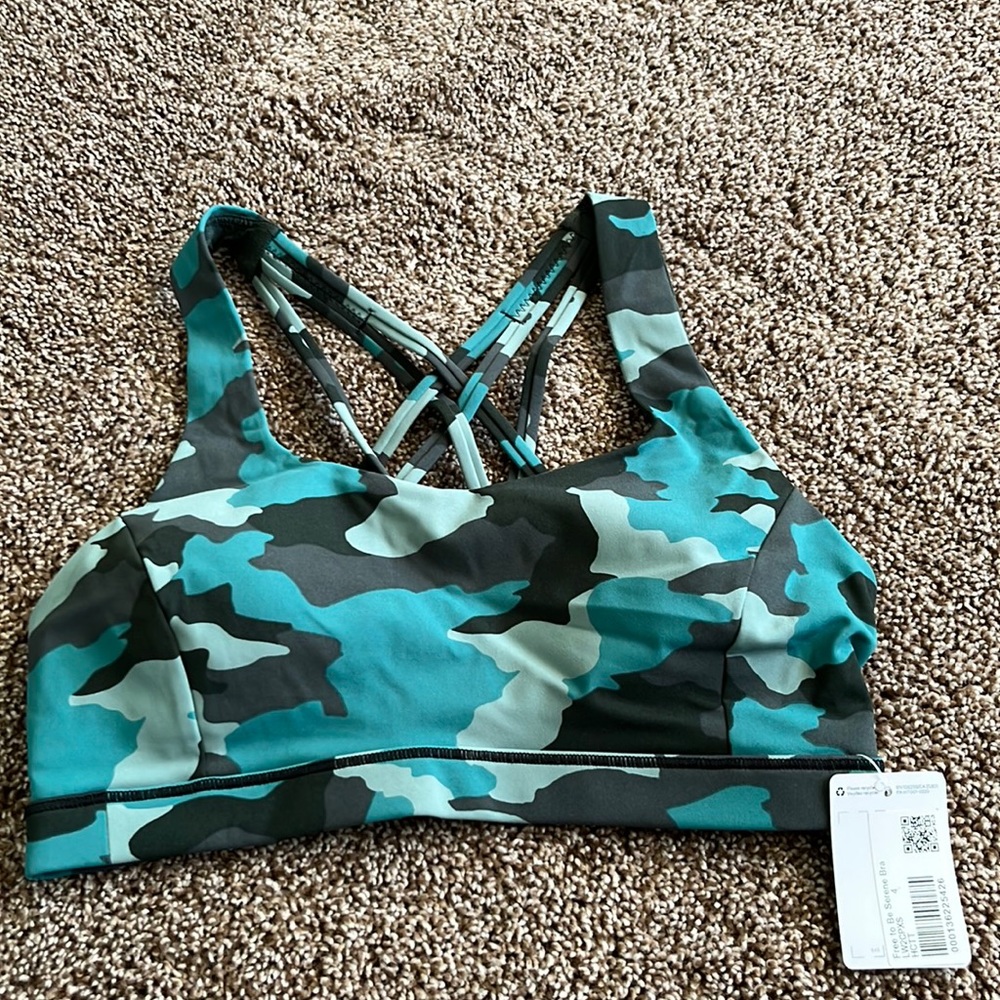 New Lululemon Free to be Serene Size 4
